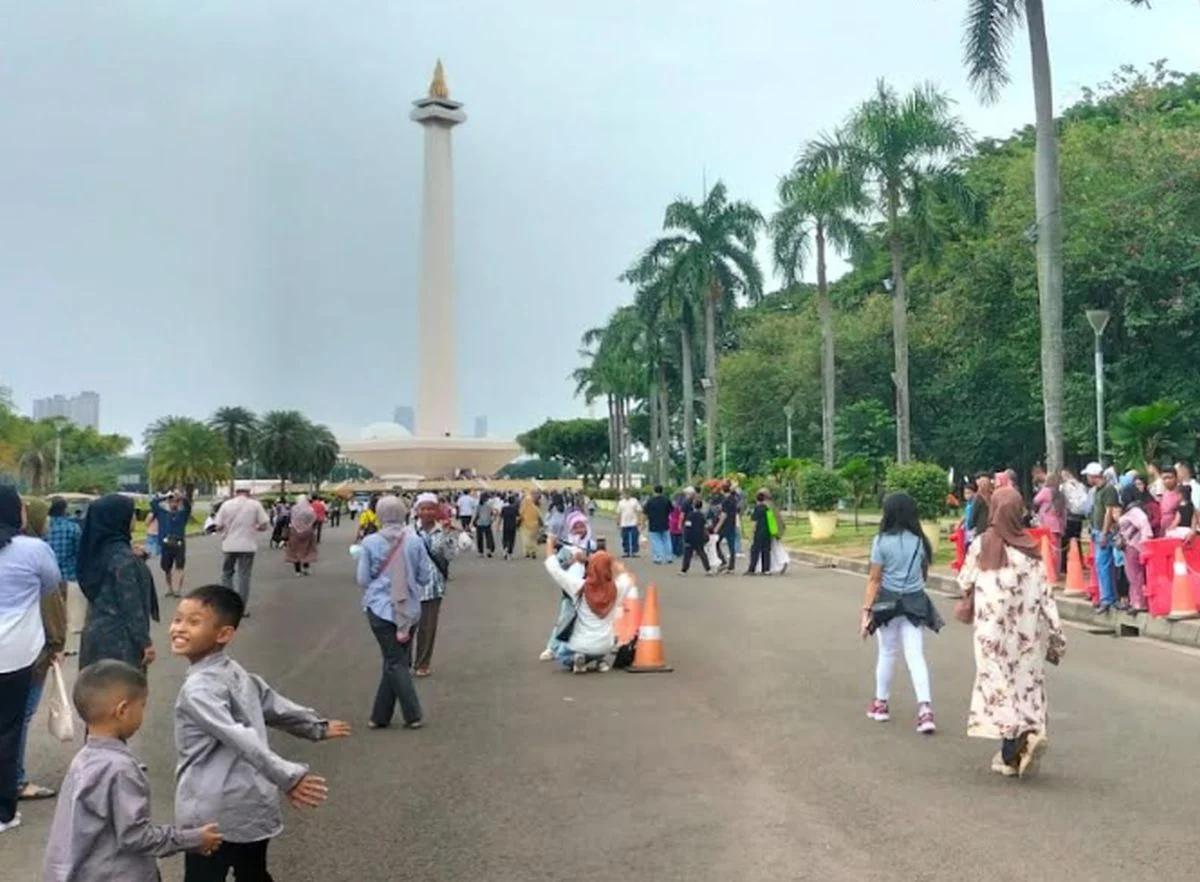 Libur Lebaran, Monas Dipadati Ribuan Wisatawan
