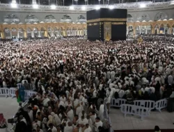 Malam Ke-29 Ramadan di Masjidil Haram: Ribuan Jemaah Luber, Tangis Haru Menggema