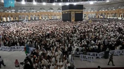 Malam Ke-29 Ramadan di Masjidil Haram: Ribuan Jemaah Luber, Tangis Haru Menggema