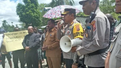 Masyarakat Watukobu Bakar Rumah Pelaku Pembunuhan 3 Saudara: Amukan Balas Dendam atau Keadilan Liar?