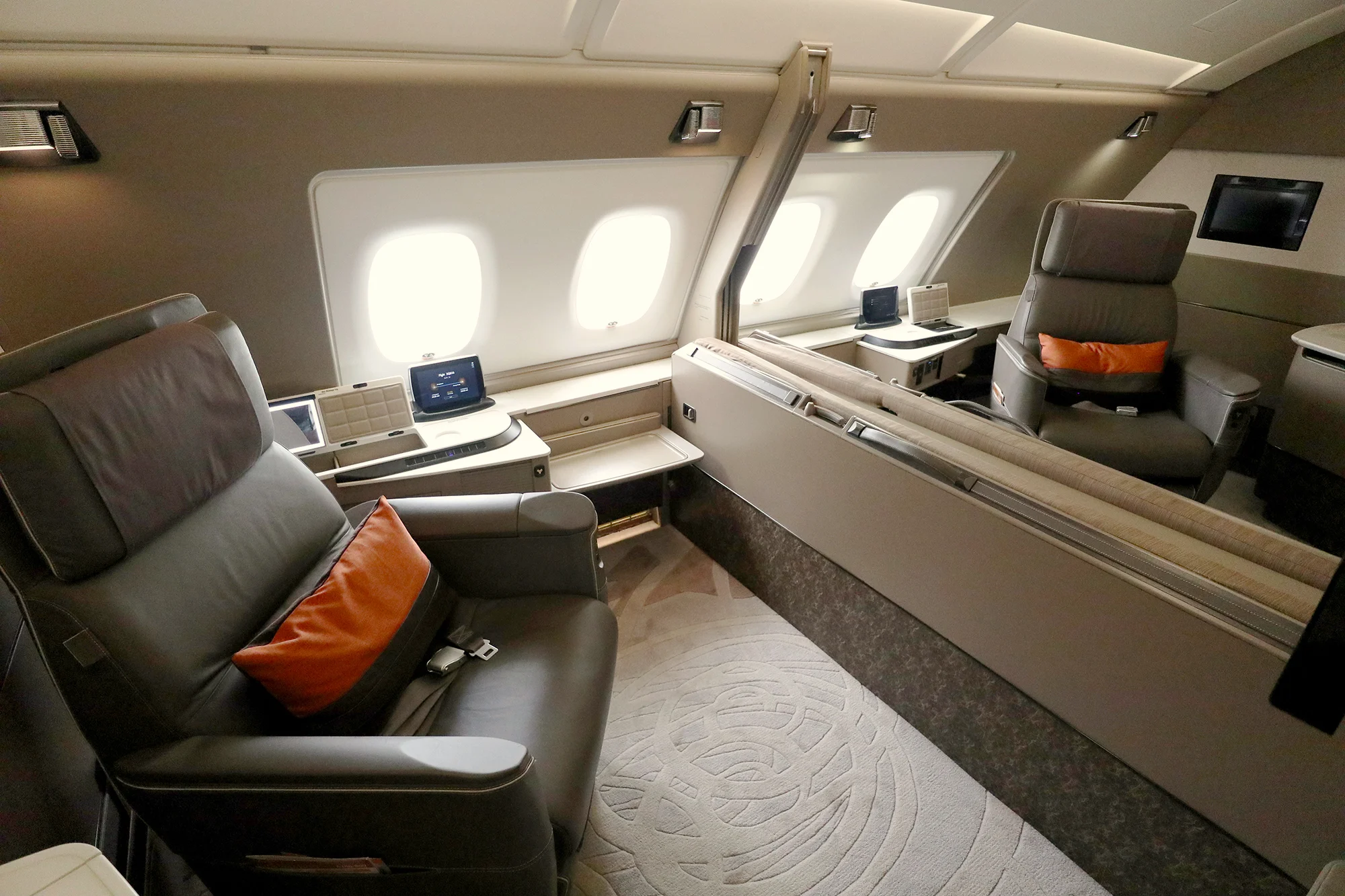 Mengungkap Dua Sisi Singapore Airlines: Kemewahan A380 Suite dan Tantangan Kesehatan serta Keamanan Global