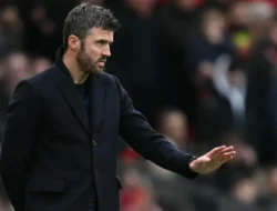 Michael Carrick Siapkan Kebangkitan United: Dari Kritik Evra hingga Tantangan Aston Villa