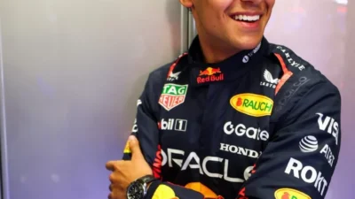Milenial 18 Tahun Arvid Lindblad Menggebrak F1: Debut Gemilang, Tabrakan dengan Lewis Hamilton, dan Tanpa SIM!