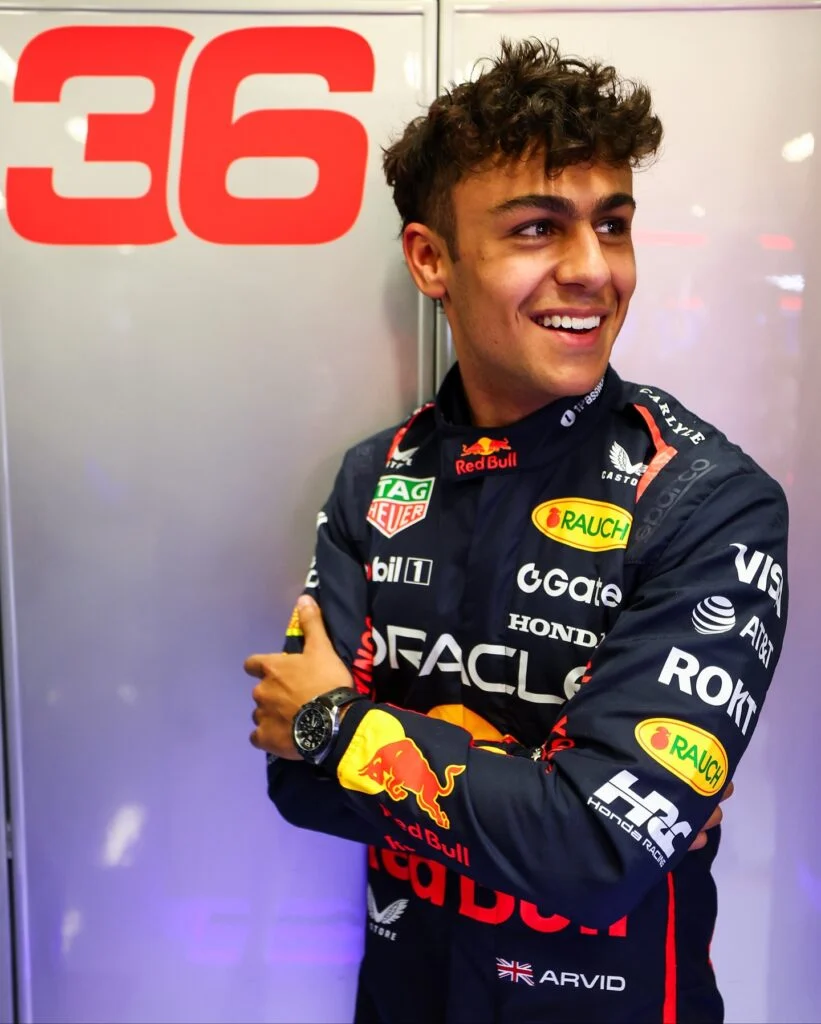 Milenial 18 Tahun Arvid Lindblad Menggebrak F1: Debut Gemilang, Tabrakan dengan Lewis Hamilton, dan Tanpa SIM!