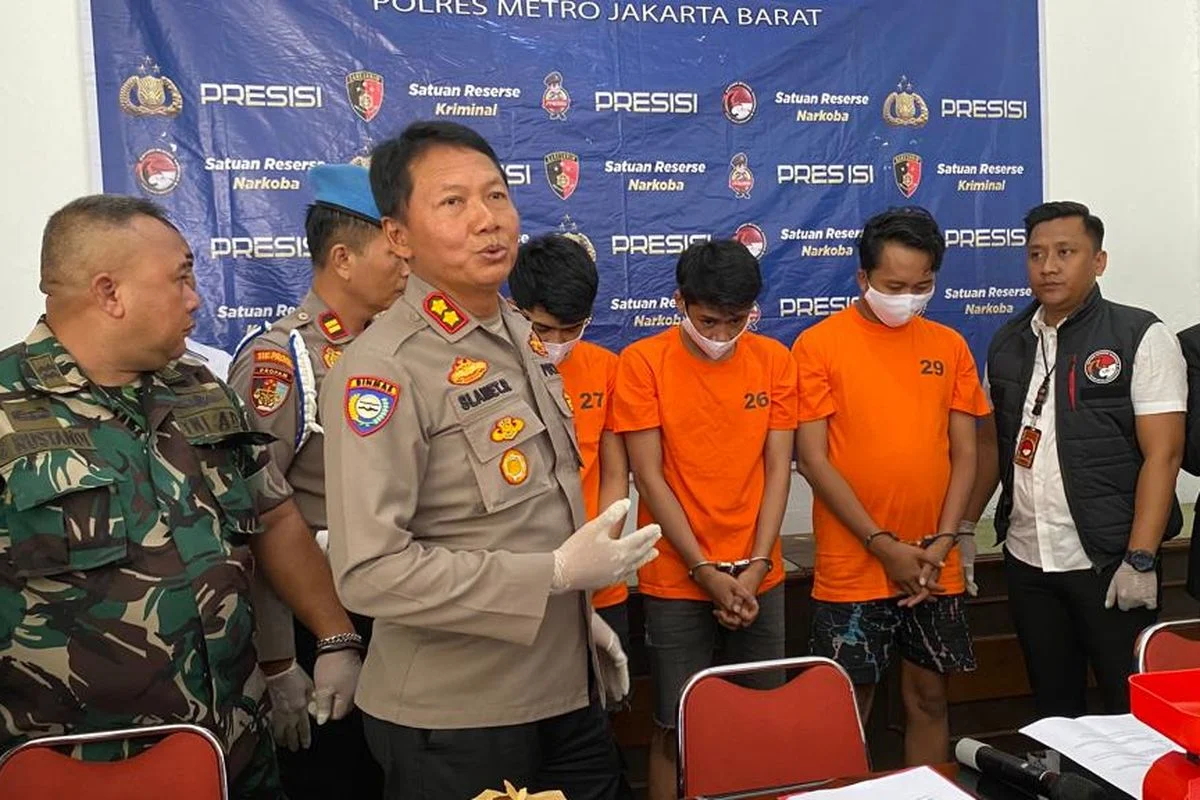 Operasi Ganda: Polisi Bongkar Bisnis Sabu Senilai Rp 126 Juta & Sindikat BBM Ilegal, Tiga Tersangka Diamankan