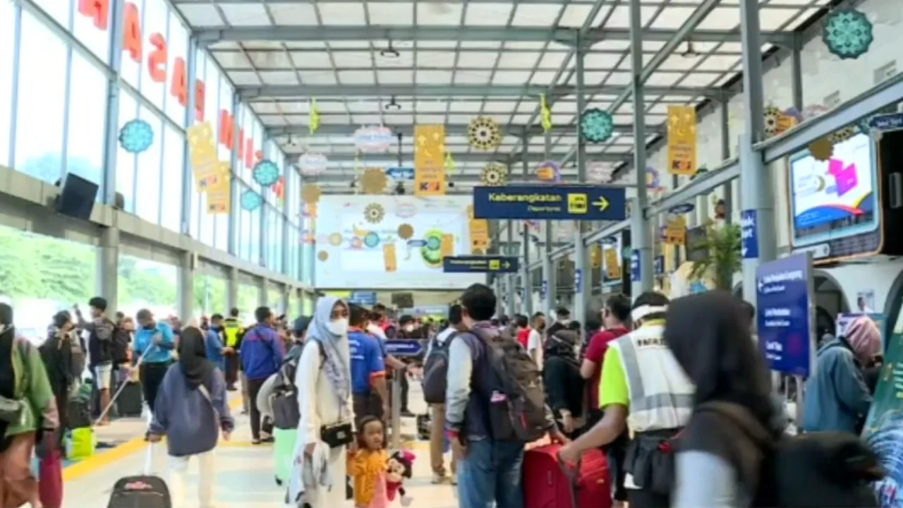 Padat! 24 Ribu Pemudik Berangkat dari Stasiun Pasar Senen, Begini Situasinya
