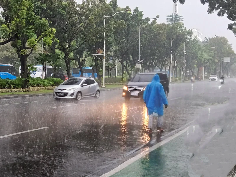 Pagi Cerah atau Basah? Prediksi Cuaca Besok Mengguncang Aktivitas Jakarta hingga Maluku Utara