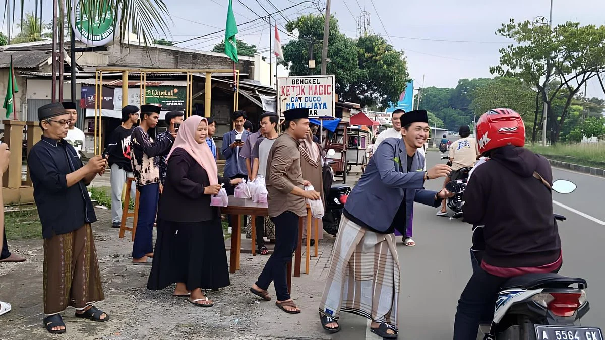 Partai Gerakan Rakyat Kota Serang Bagikan Takjil untuk Pengguna Jalan di Ramadan