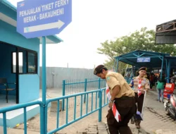 Pasukan Kwarcab Pramuka Cilegon Dikerahkan Bantu Pemudik di Pelabuhan Merak