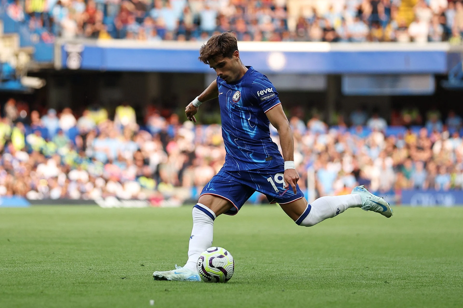 Pedro Neto Minta Maaf atas Insiden Mendorong Ball Boy Saat Kekalahan Chelsea 5-2 dari PSG