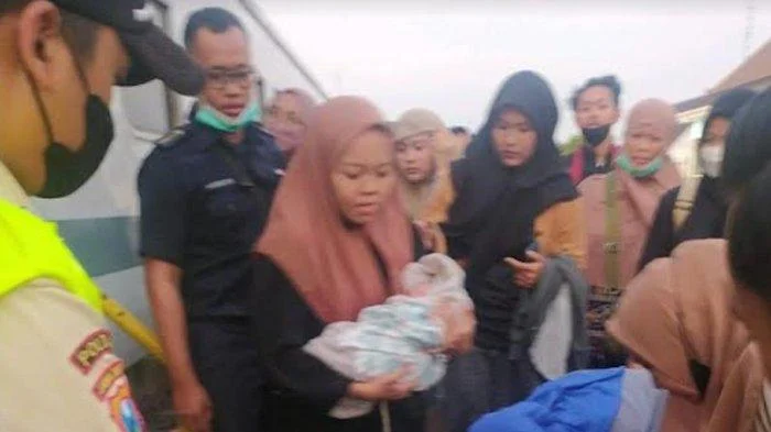 Pemudik Asal Pandeglang Melahirkan di Toilet Stasiun Rangkasbitung, Dua Penumpang Selamat