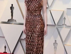 Pesona Emma Stone di Oscar 2026, Pakai Gaun yang Dibuat Ratusan Jam