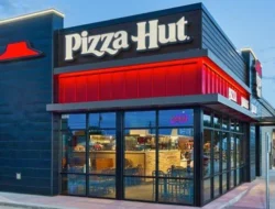 Pizza War 2026: Pizza Hut Tutup Ratusan Gerai, Domino's Merajai Pasar, dan Robot Masuk Dapur
