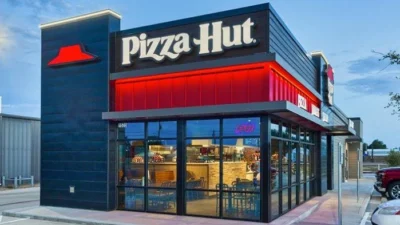 Pizza War 2026: Pizza Hut Tutup Ratusan Gerai, Domino's Merajai Pasar, dan Robot Masuk Dapur
