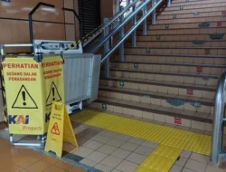 Platform Lift Permudah Akses Disabilitas di Stasiun Cikini