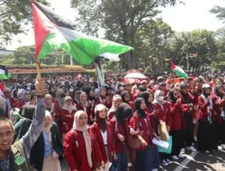 Polisi Bersorban Mengawal Demo Pro-Palestina di Monas: Tuntutan Keluar dari BoP Memicu Kerumunan Ribuan