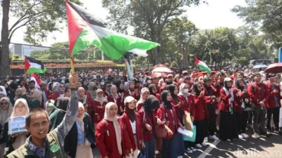 Polisi Bersorban Mengawal Demo Pro-Palestina di Monas: Tuntutan Keluar dari BoP Memicu Kerumunan Ribuan