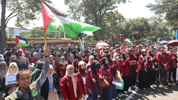 Polisi Bersorban Mengawal Demo Pro-Palestina di Monas: Tuntutan Keluar dari BoP Memicu Kerumunan Ribuan