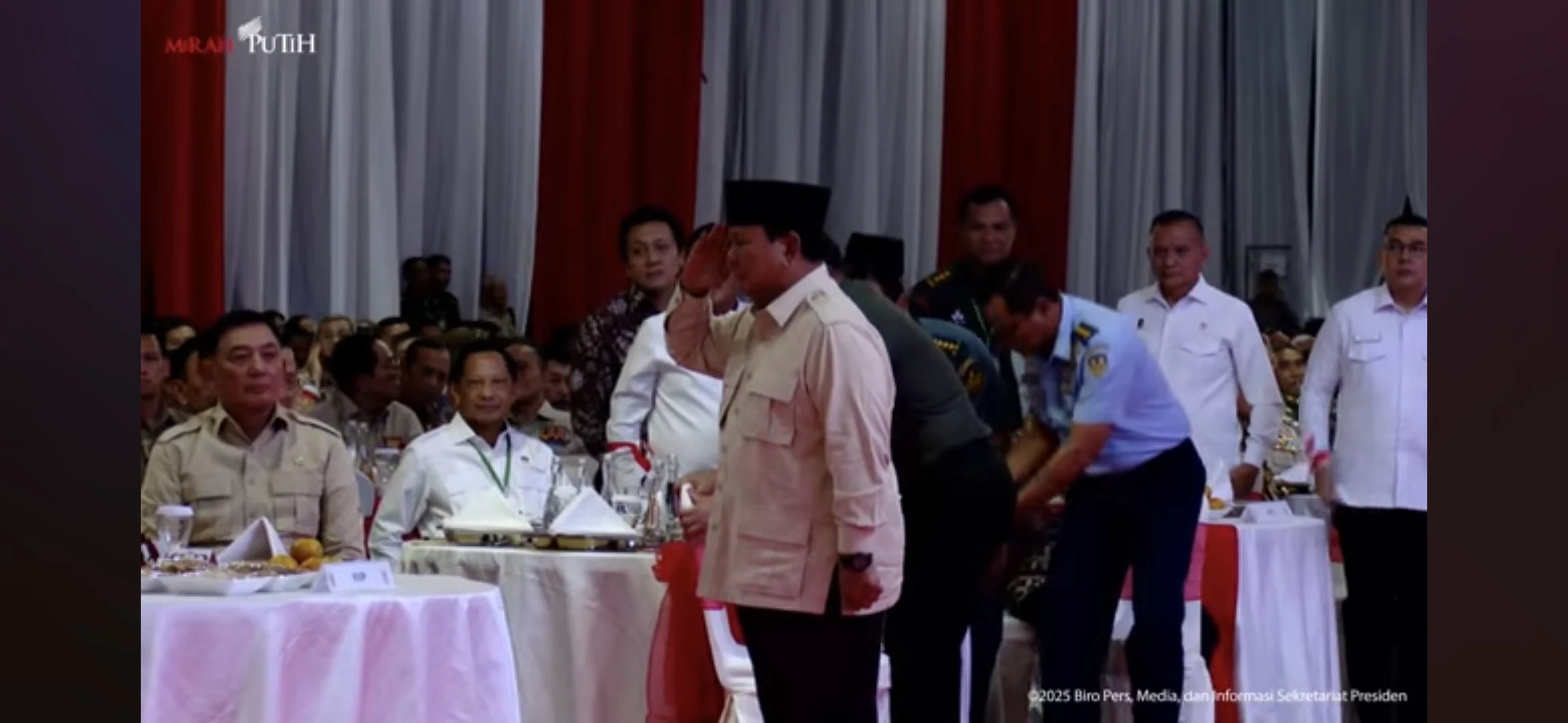 Prabowo Sambut Ajudan Setia Try Sutrisno di TMP Kalibata, Momen Langka yang Menggugah Nasionalisme