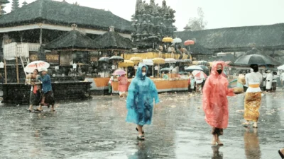Prediksi Cuaca Indonesia Hari Ini: Hujan di Bali, Berawan di Surabaya, dan UV Tinggi di Jawa Barat