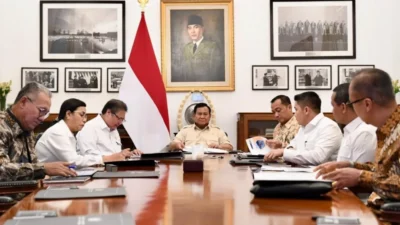 Presiden Prabowo Gencarkan Efisiensi Anggaran: Airlangga dan Purbaya Ditemani Rapat Rahasia di Istana