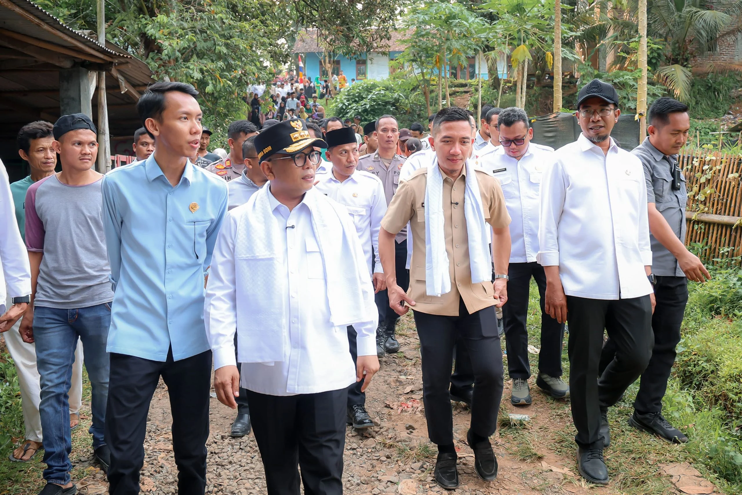 Program ‘Bang Andra’ Sulap Jalan Rusak di Lebak Jadi Mulus