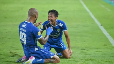 Rekor Persib vs Persik di GBLA: Bojan Hodak Ungkap Strategi, Marcos Reina Buka Kunci Penaklukan, Thom Haye Siapkan Momen Penebusan