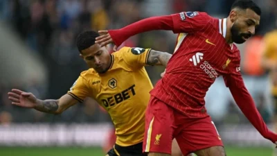 Rodrigo Gomes Bawa Wolves Menaklukkan Liverpool: Kisah Malam Tak Terlupakan di Molineux