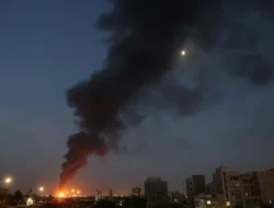 Rudal Israel Serang Depo Minyak di Tehran, Menyulut Kebakaran Besar