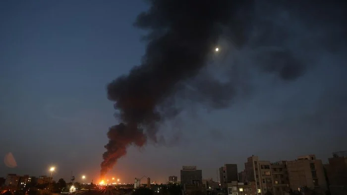 Rudal Israel Serang Depo Minyak di Tehran, Menyulut Kebakaran Besar