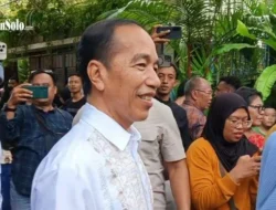 Rumah Jokowi Dipadati Warga Saat Lebaran, Antrean Panjang Terus Mengular