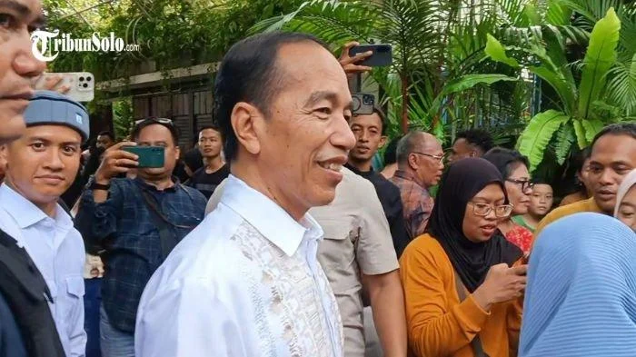 Rumah Jokowi Dipadati Warga Saat Lebaran, Antrean Panjang Terus Mengular