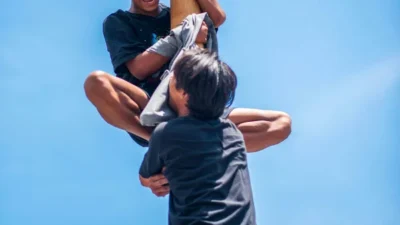 Seru dan Penuh Tawa, Panjat Pinang di Tepi Pantai Jadi Hiburan Warga