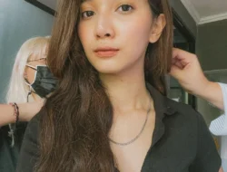 Sheila Dara Tampil Tegar Tanpa Makeup di Tahlilan Vidi Aldiano, Dukungan Artis Menggugah Hati