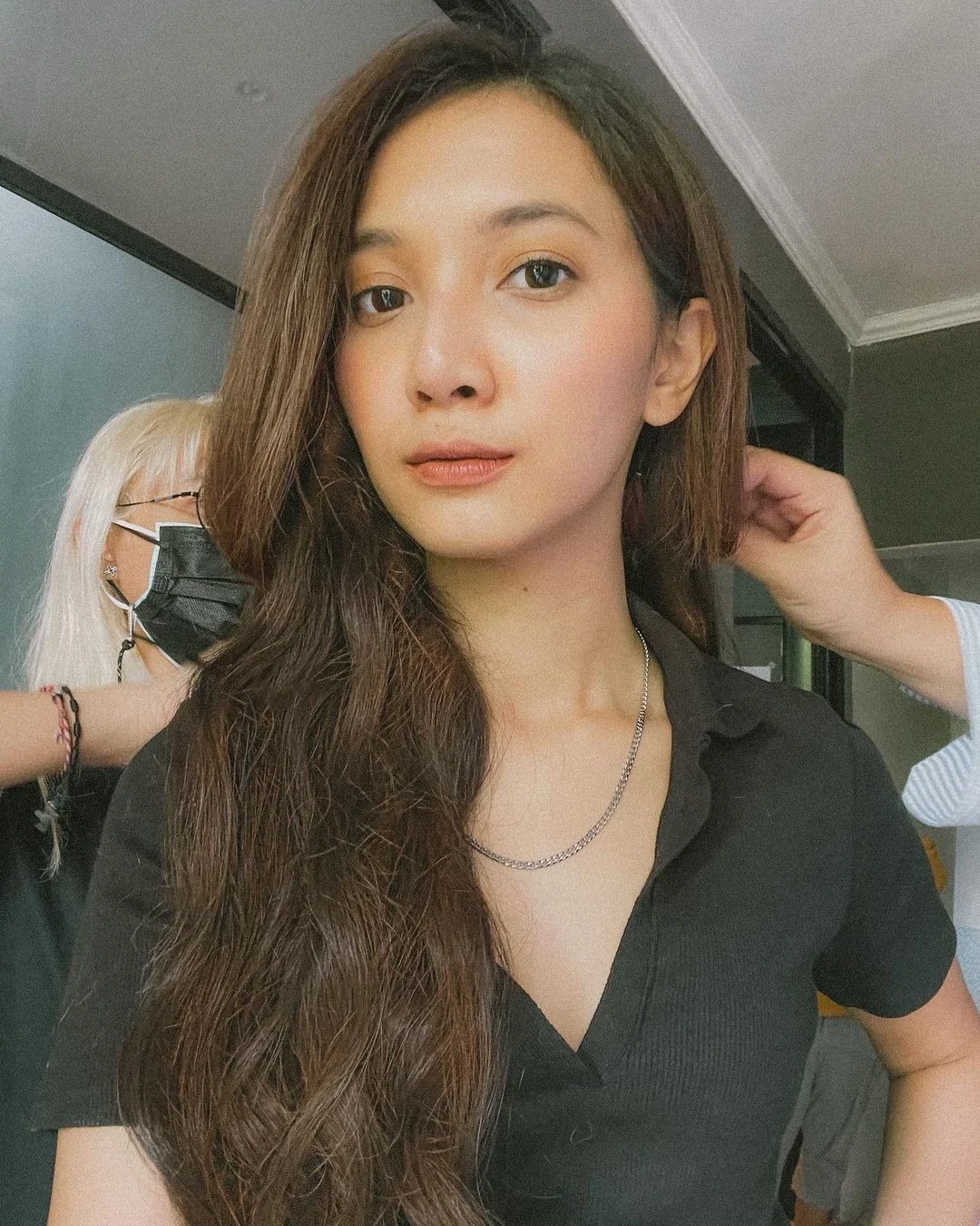Sheila Dara Tampil Tegar Tanpa Makeup di Tahlilan Vidi Aldiano, Dukungan Artis Menggugah Hati