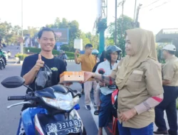 SMSI Tangsel Bagikan 100 Paket Takjil untuk Pengendara dan Pengguna Jalan di Depan Balaikota pada Minggu Ketiga Ramadan