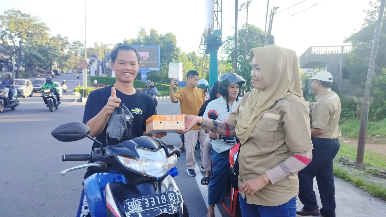SMSI Tangsel Bagikan 100 Paket Takjil untuk Pengendara dan Pengguna Jalan di Depan Balaikota pada Minggu Ketiga Ramadan