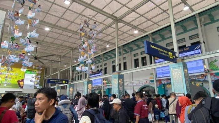 Stasiun Pasar Senen Dipadati Pemudik Menjelang Idulfitri