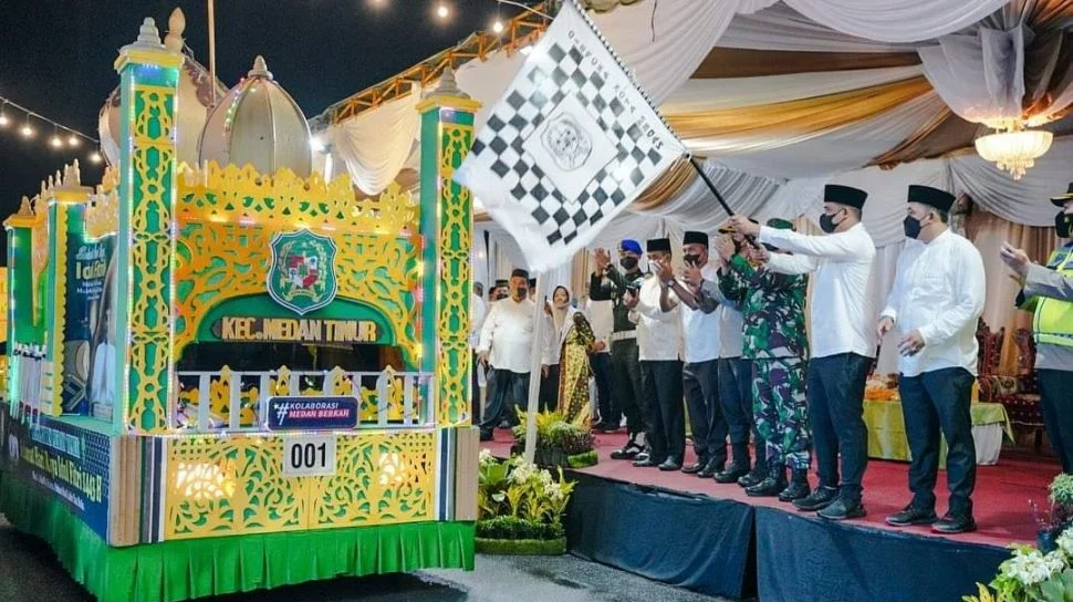 Takbiran Medan 2026: Teddy dan Bobby Keliling Kota, Nikmati Mi UMKM, dan Bagikan Ribuan Paket Sembako