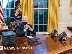 Tanda Tangan Trump Akan Muncul di Uang Kertas AS, Mengakhiri Tradisi 165 Tahun
