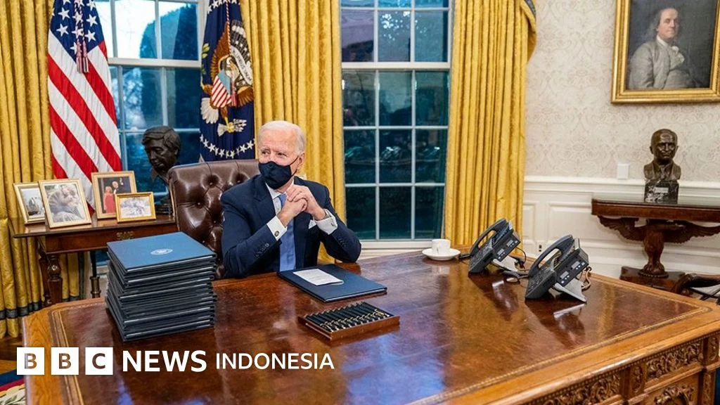 Tanda Tangan Trump Akan Muncul di Uang Kertas AS, Mengakhiri Tradisi 165 Tahun