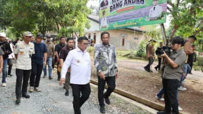 Tinjau Jalan Lingkungan di Cinangka, Gubernur Andra Soni Pastikan Program PSU Tepat Sasaran