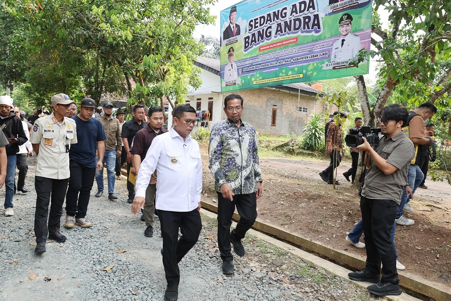 Tinjau Jalan Lingkungan di Cinangka, Gubernur Andra Soni Pastikan Program PSU Tepat Sasaran