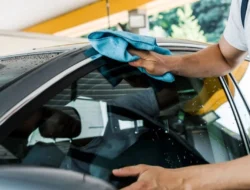 Tips Membersihkan Kaca Mobil agar Tidak Kusam & Tetap Bening