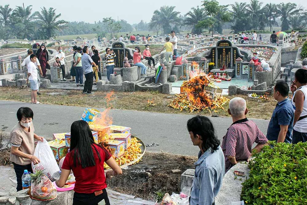 Tradisi Cheng Beng: Etnis Tionghoa Padati Pekuburan di Sumatera Utara