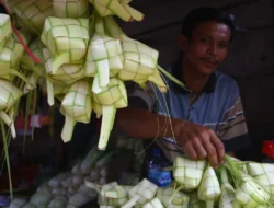Tradisi Malam Ke-15 Ramadan, Pesanan Cangkang Ketupat Meningkat