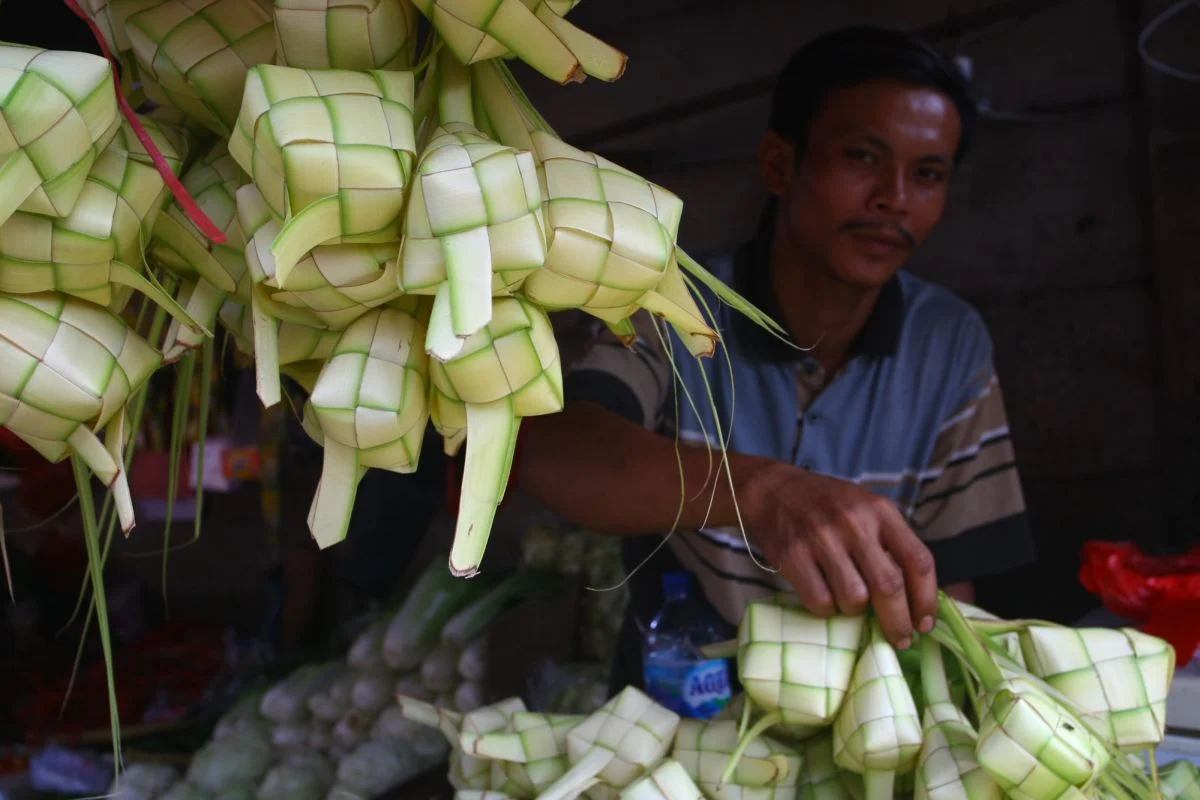 Tradisi Malam Ke-15 Ramadan, Pesanan Cangkang Ketupat Meningkat