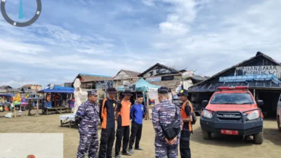 Truk Trailer Nyaris Tenggelam di Pantai Bagedur, Lebak