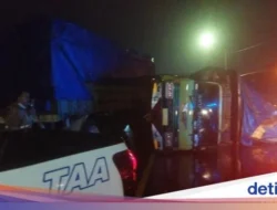 Truk Tronton Pengangkut Pasir Terguling di Jalan Lingkar Selatan Cilegon