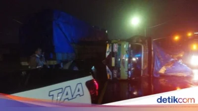 Truk Tronton Pengangkut Pasir Terguling di Jalan Lingkar Selatan Cilegon